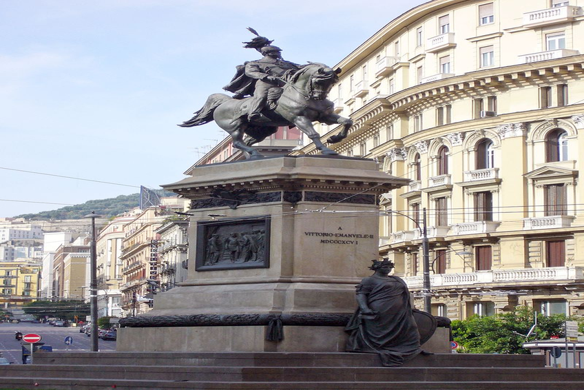 800px-Vittorio_Emanuele_II_statua_Piazza_Bovio_Napoli_B