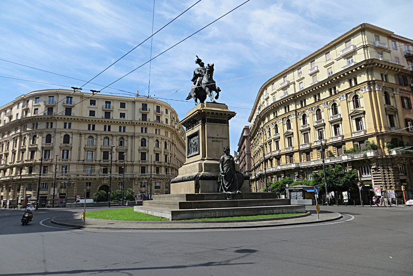 Piazza_Giovanni_Bovio_-_panoramio_(1)